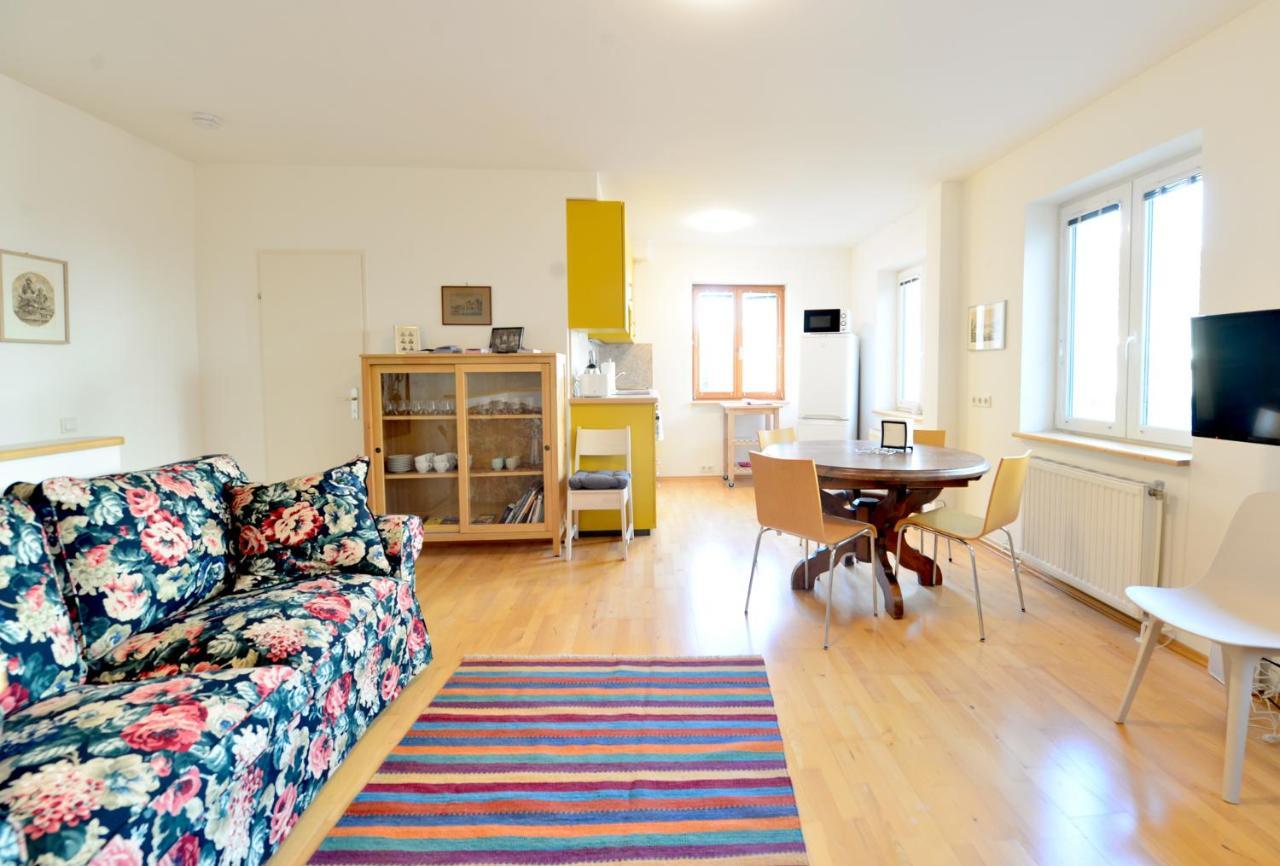 House With Courtyard & Parking Close To Stadtpark Ferienhaus *